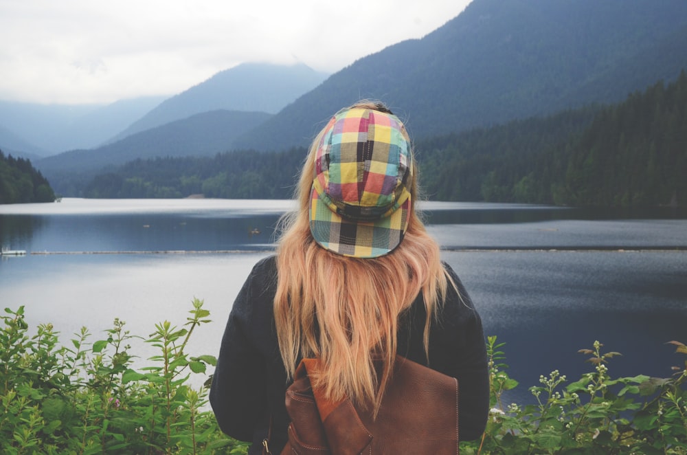 femme regardant le plan d’eau