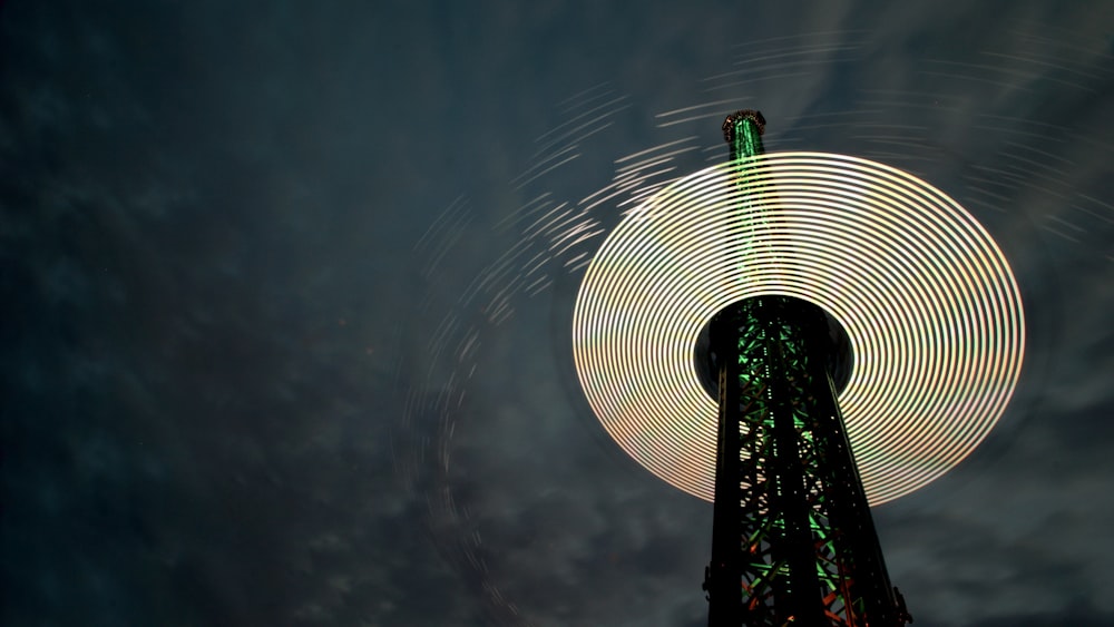 Un'immagine della Torre del Prater con un cielo notturno nuvoloso come sfondo