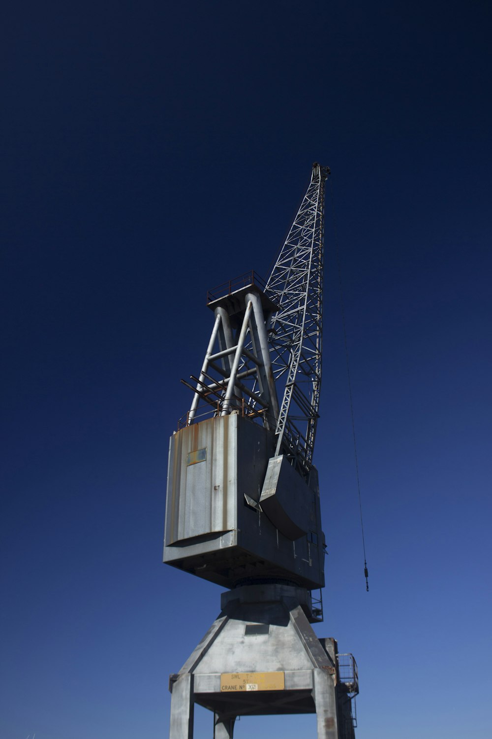 équipement de grue en métal gris sous le ciel bleu