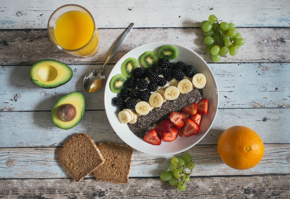 lot de fruits sur assiette en céramique