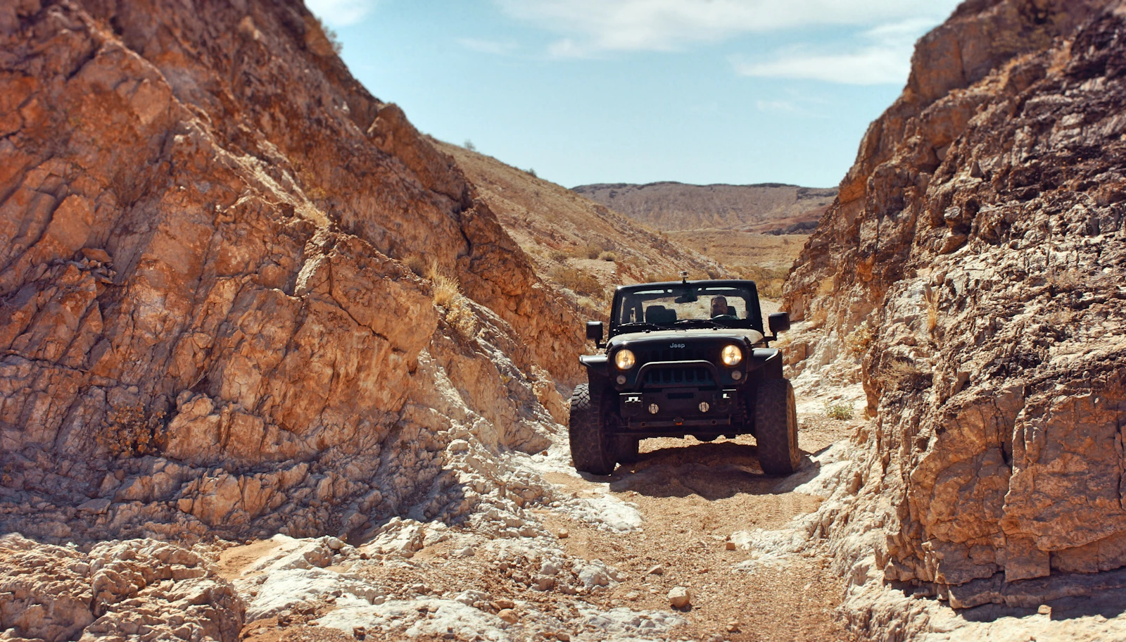 Внедорожник проходит маршрут по пустынному каньону — Offroad Travel Club