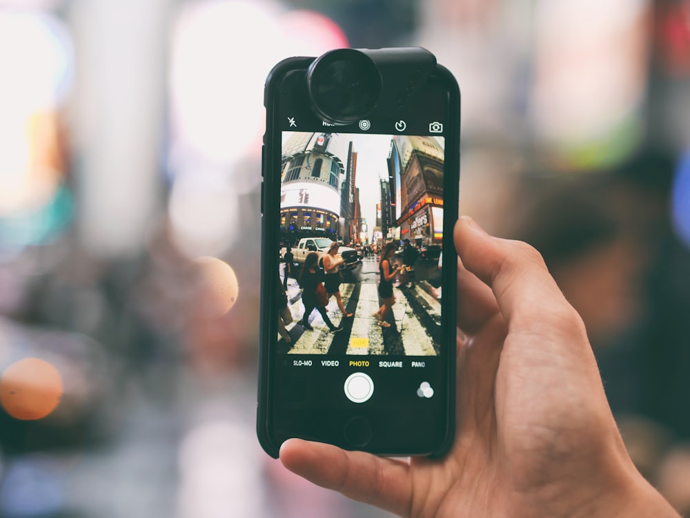 スマートフォンで撮影した魚眼レンズの写真のティルトシフトレンズ写真 歩行者専用道路を横断する人の写真