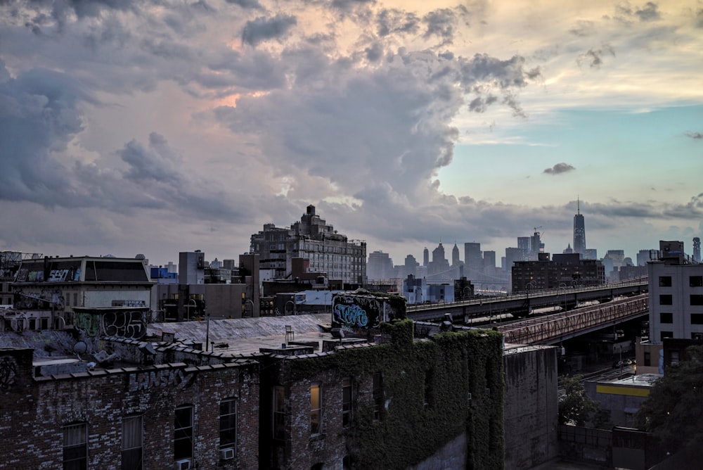 正午の白い雲の下の黒いコンクリートの建物の写真