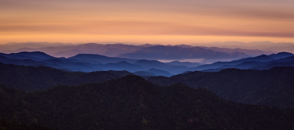 Vue aérienne des montagnes surplombantes