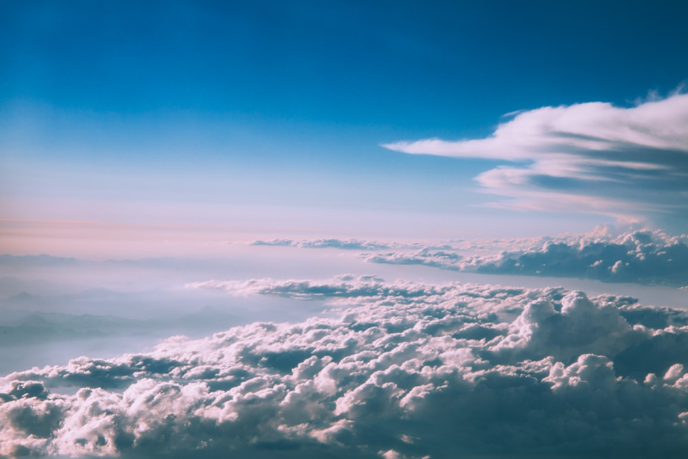 Vue de dessus des nuages blancs pendant la journée