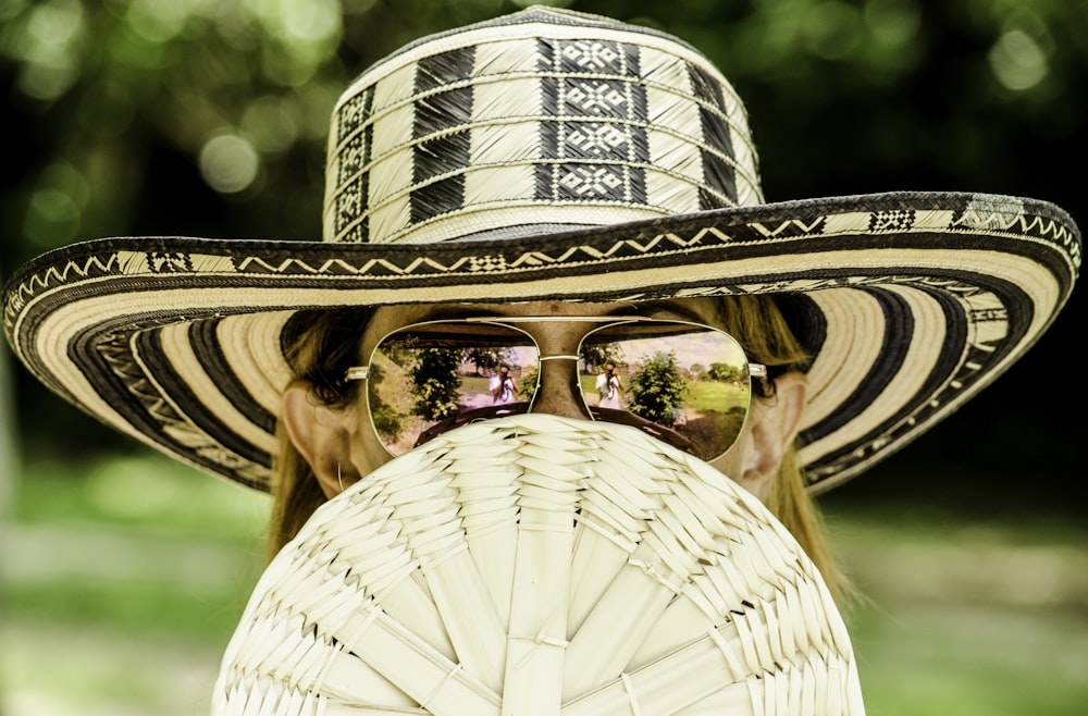 비행사 선글라스를 착용 한 여성의 선택적 초점 사진