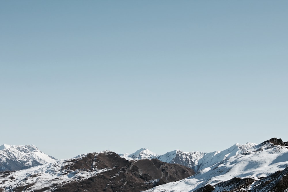 Foto di montagna coperta di neve durante il giorno