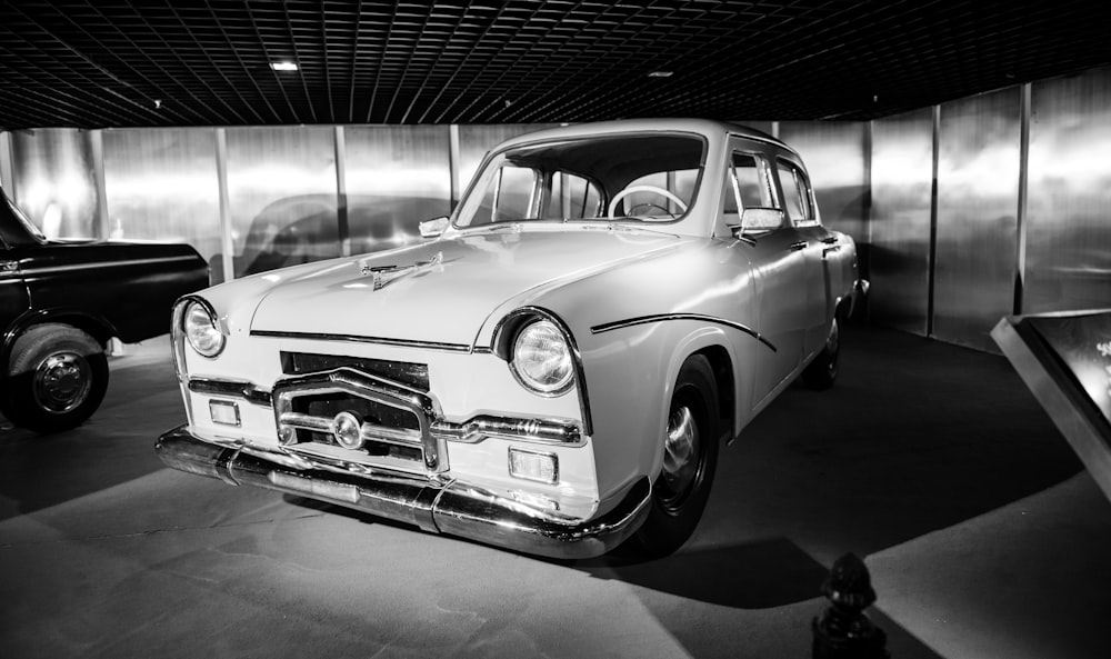 Photographie en niveaux de gris d’un coupé classique