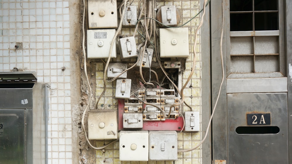 Varios interruptores de alimentación variados montados en una pared blanca