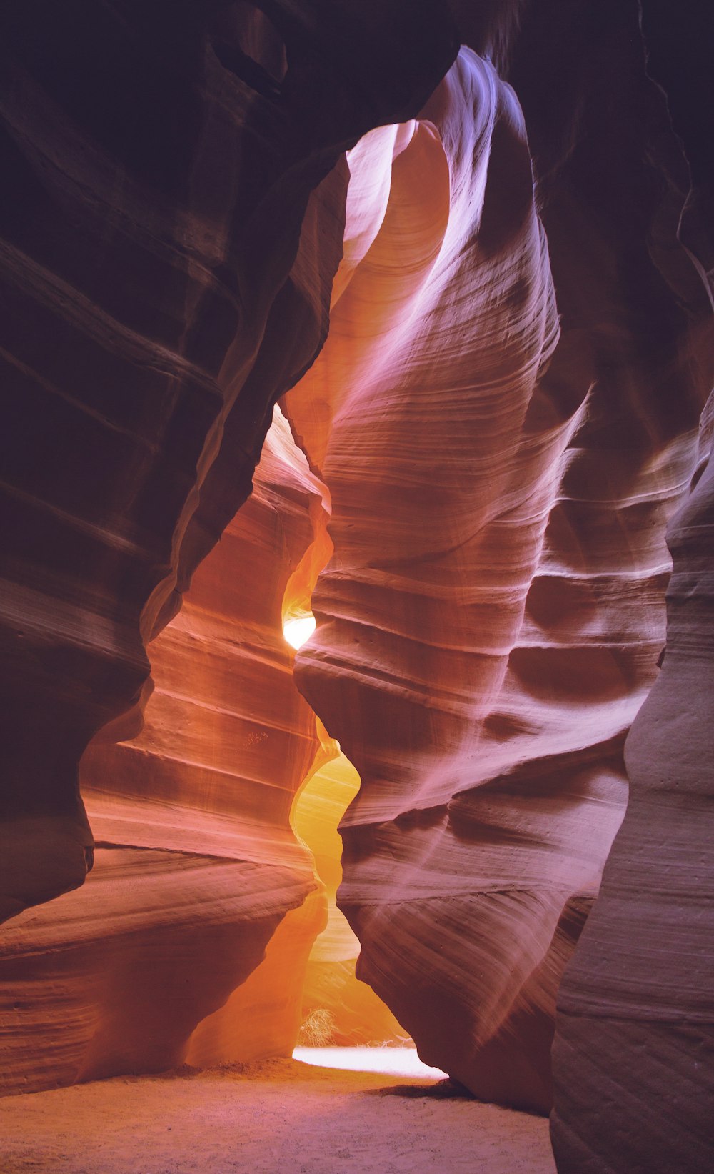 Canyon na fotografia diurna de baixo ângulo