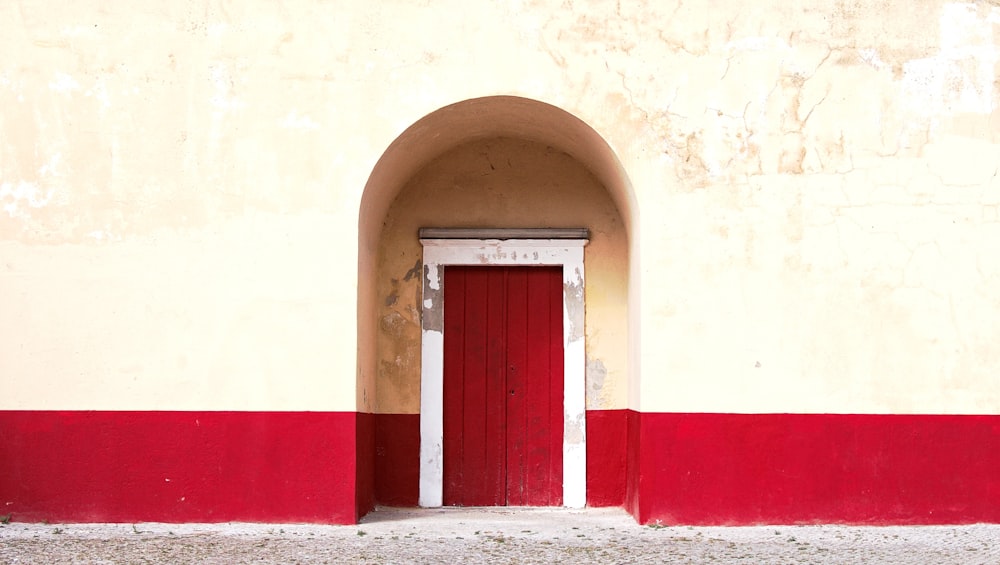 Puerta de madera roja