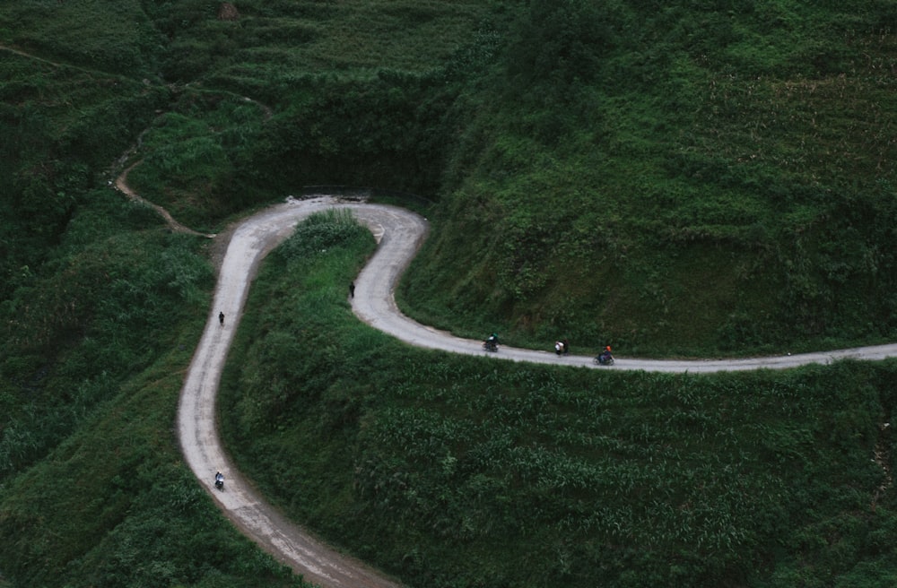 Vue aérienne d’une route incurvée à côté des montagnes pendant la journée