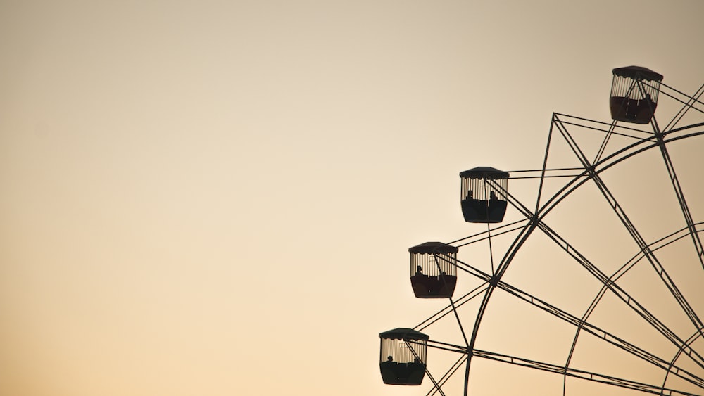 Una rueda de parque de atracciones.