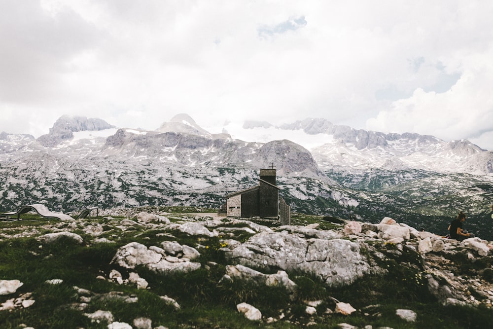 Vue surplombante sur les montagnes