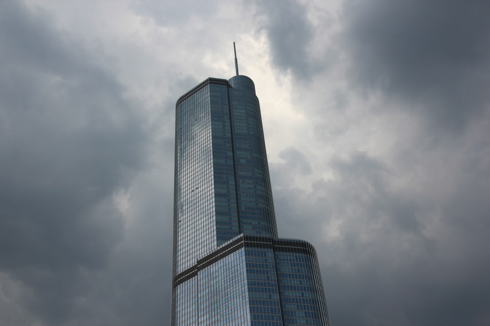 흐린 하늘 아래 회색 고층 건물의 로우 앵글 사진