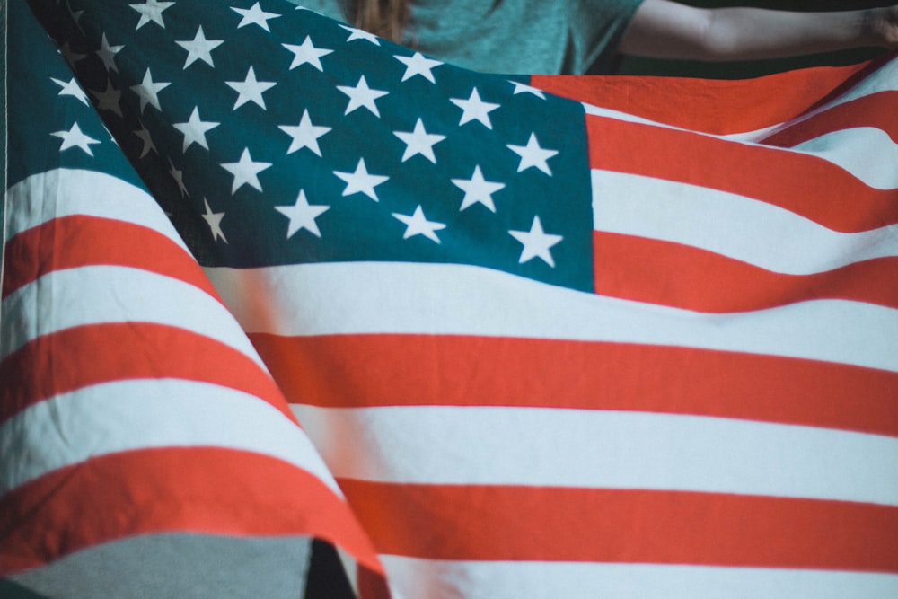 persona sosteniendo la bandera de EE. UU.