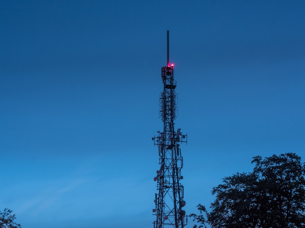 torre satelital durante la noche