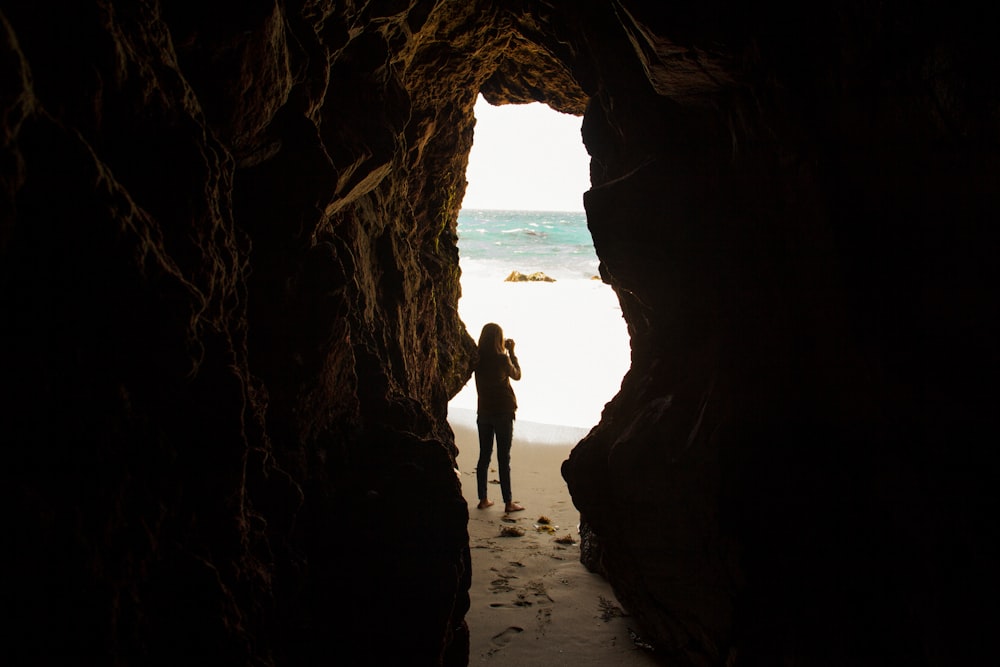 mujer de pie en la orilla del mar