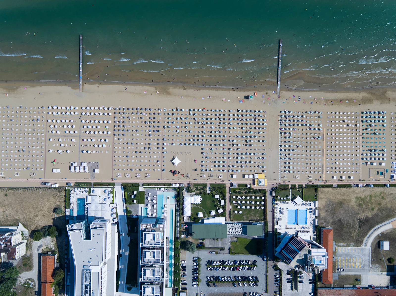 Vista aerea della zona residenziale di hotel a Jesolo affacciati sul mare — il tipo di struttura turistica che si svuota fuori stagione