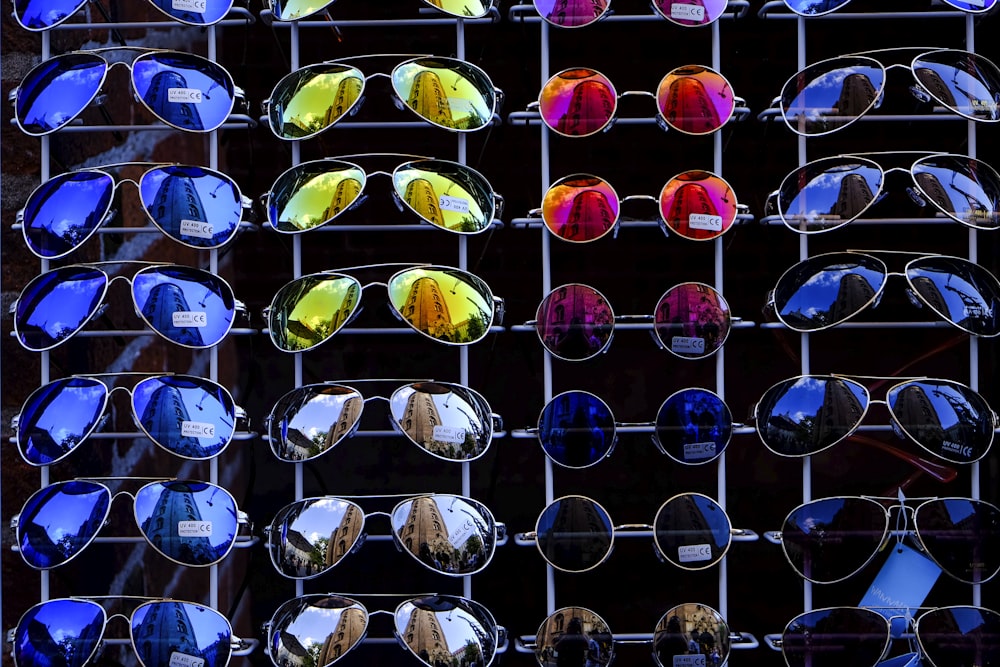 Foto di occhiali da sole di colori e design assortiti