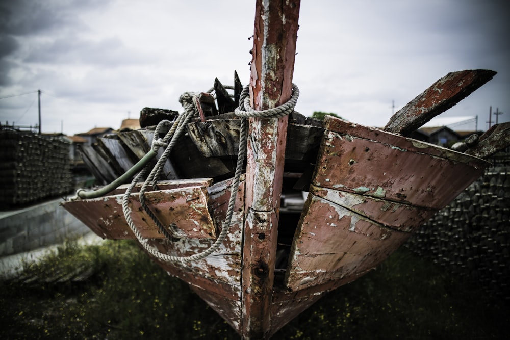 Photographie sélective de mise au point d’un bateau en bois brun