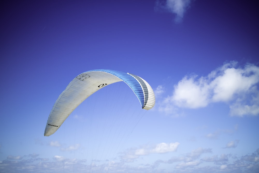 Parapente azul e branco