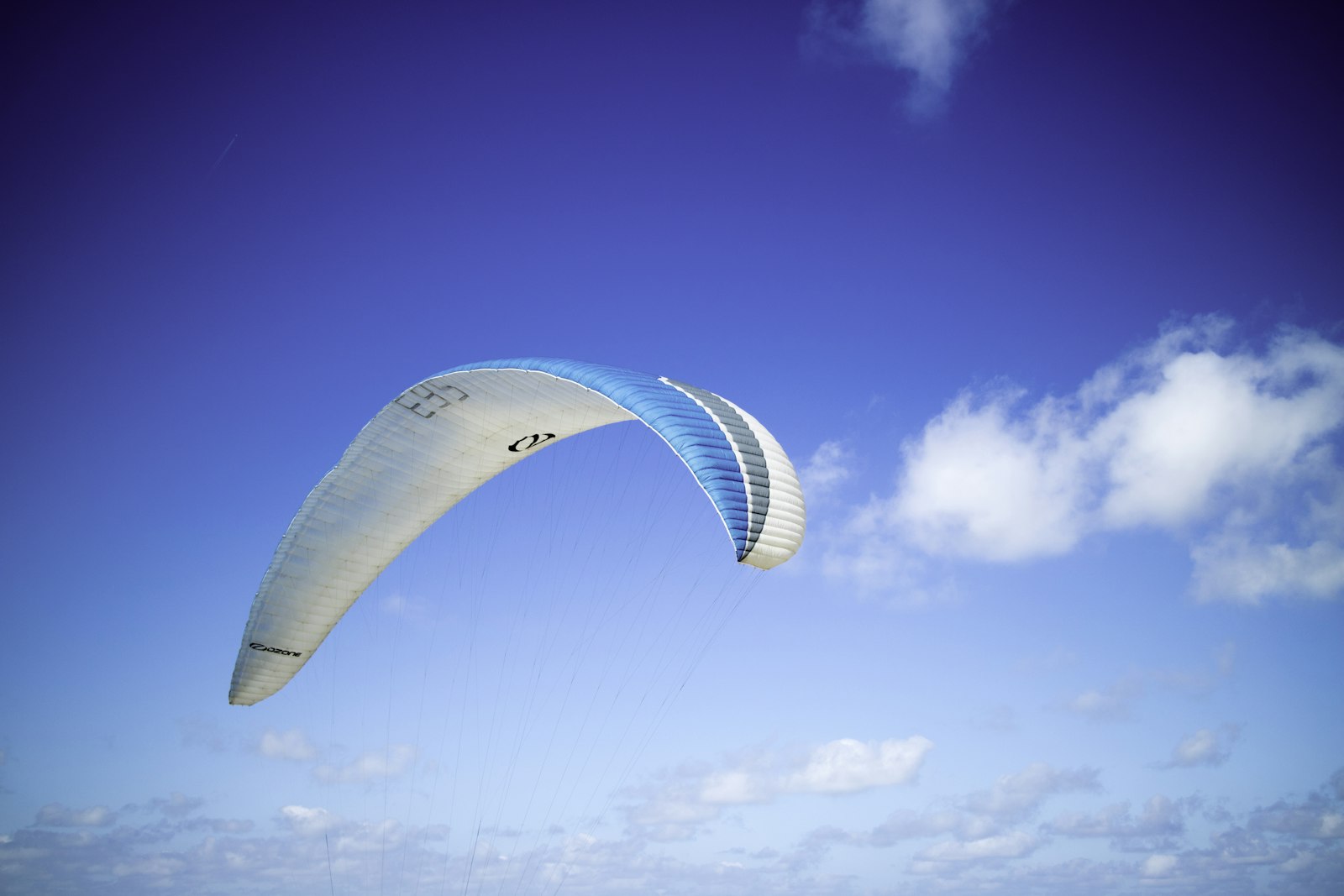 Canon EOS M3 + Canon EF-M 22mm F2 STM sample photo. Blue and white paragliding photography