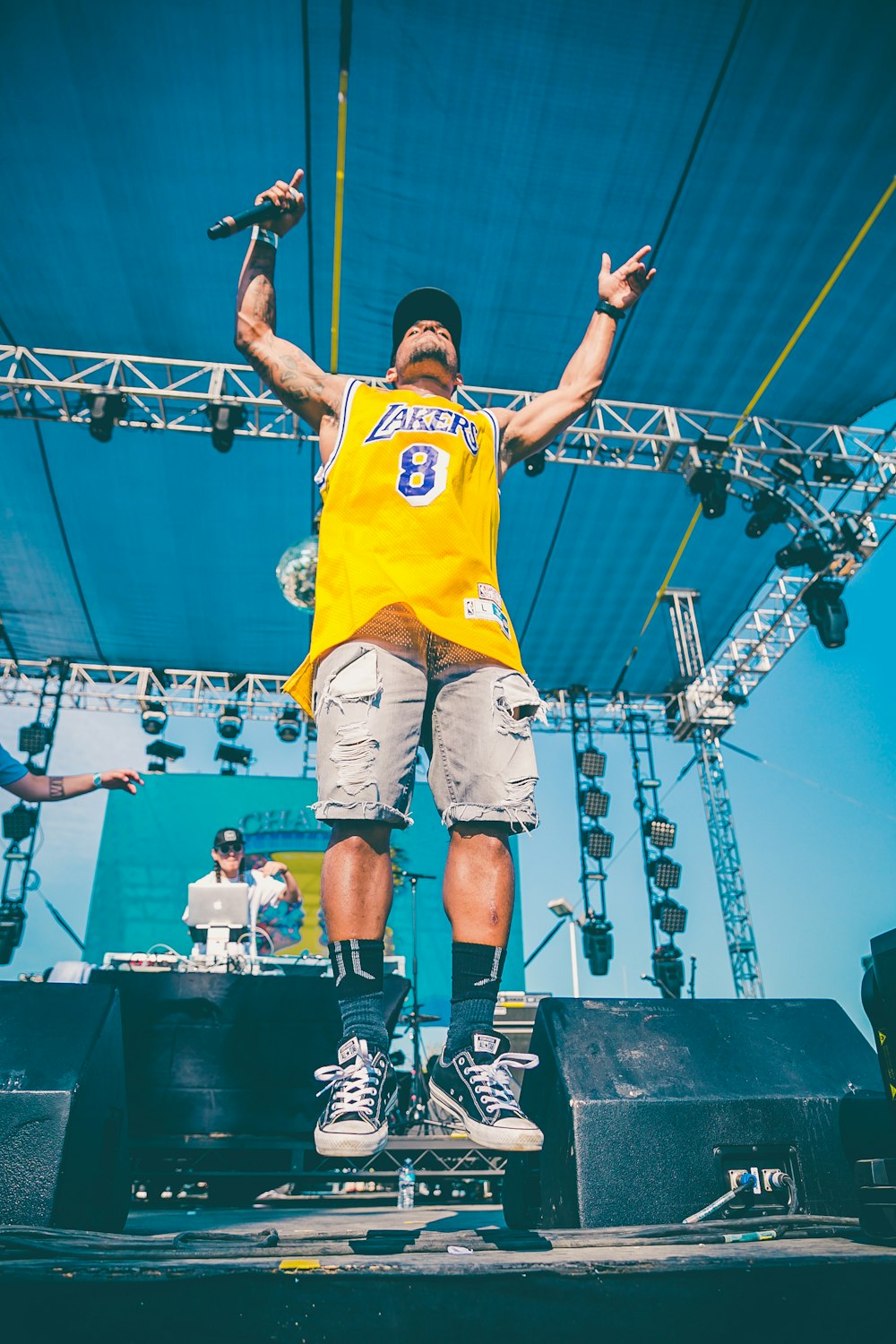 hombre con camiseta de los Lakers