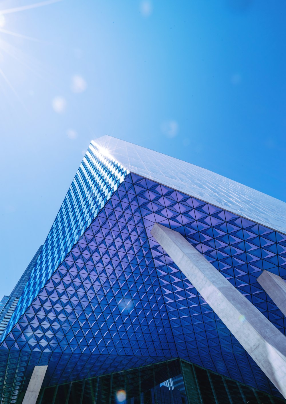 Gebäude mit blauer Glaswand unter blauem Himmel