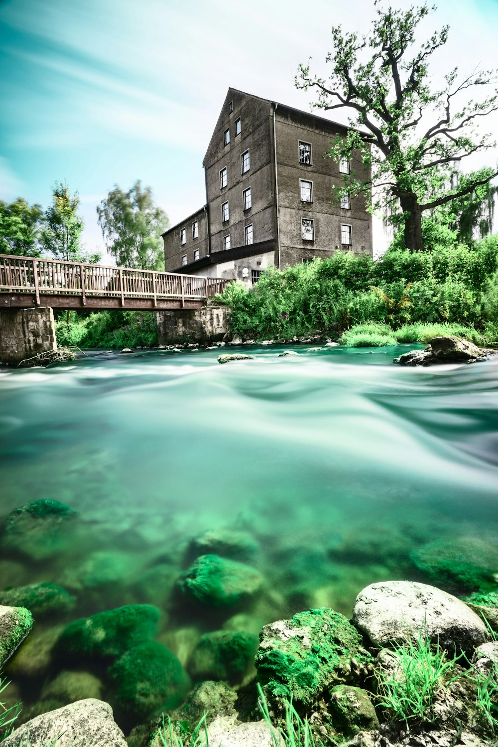 fonte de água verde perto do edifício de concreto marrom durante o dia