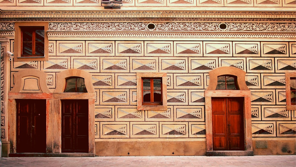 edificio in cemento marrone e rosso