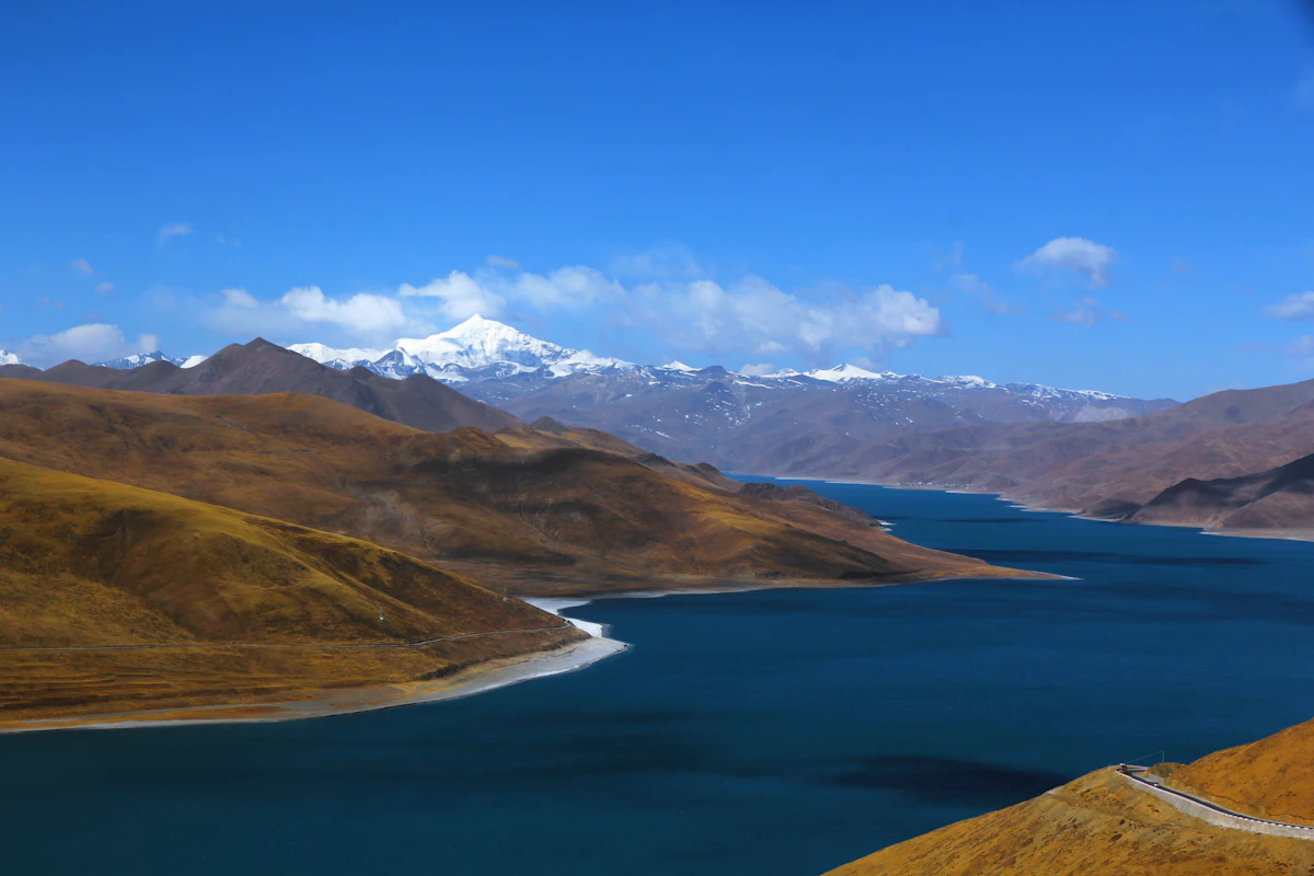 Paisagem montanhosa e lago no Tibete.