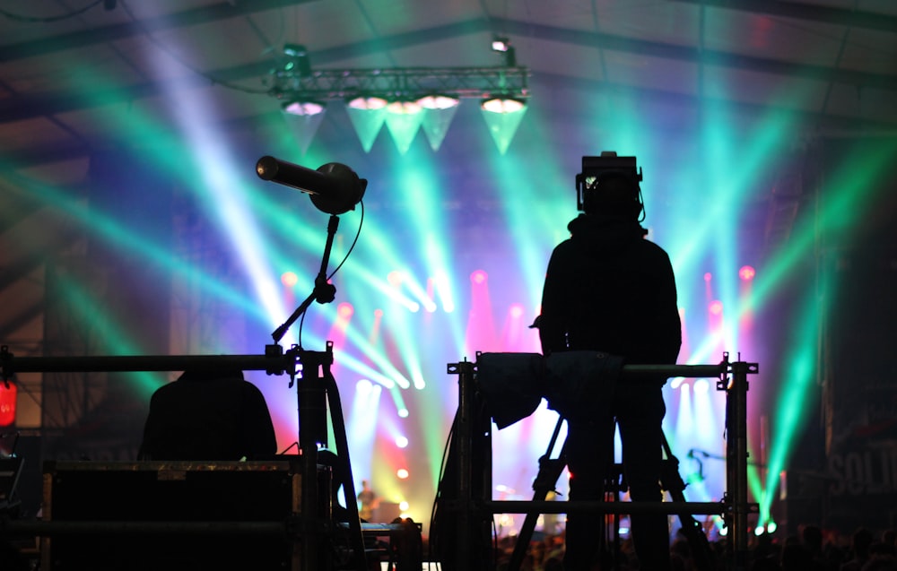 silhouette di uomo in piedi sul palco