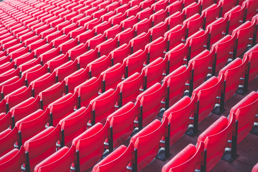 cadeiras de teatro vermelhas