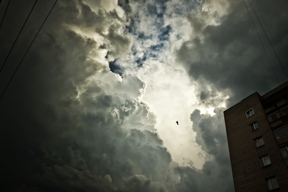 photo en contre-plongée d’un gratte-ciel sous un ciel nuageux