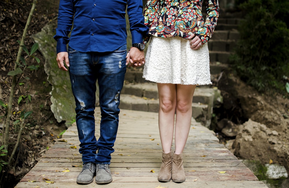 homme et femme se tenant la main pendant la journée