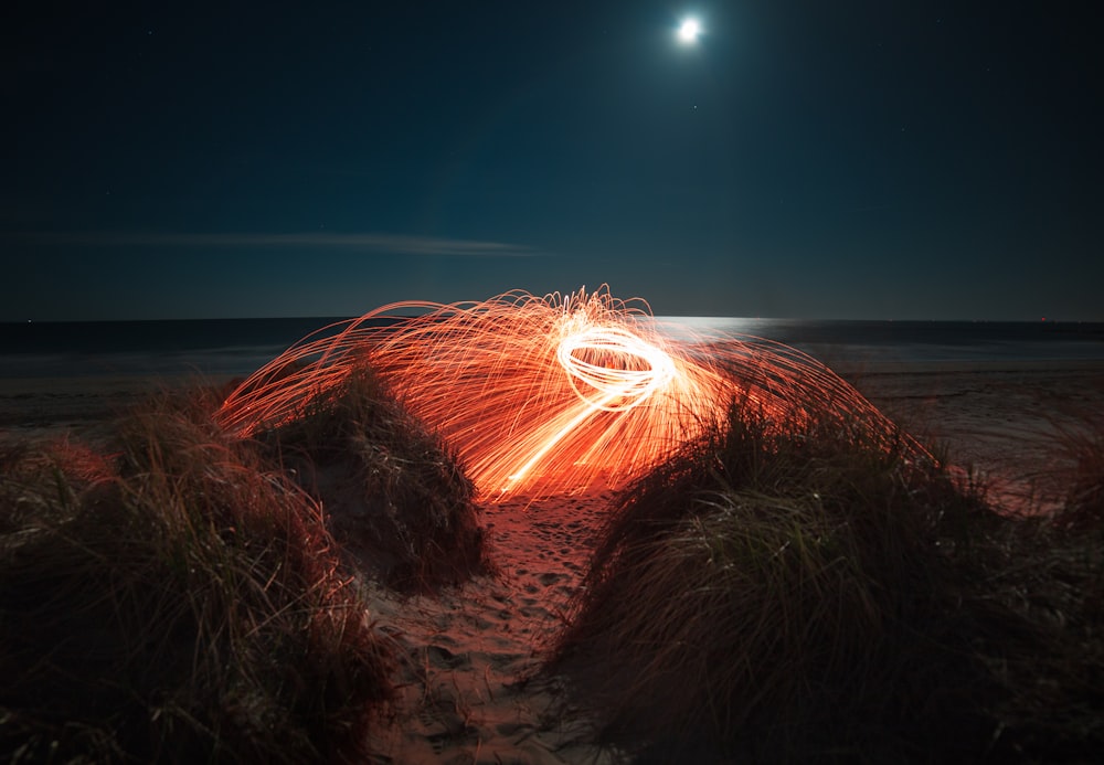 laine d’acier orange pendant la nuit