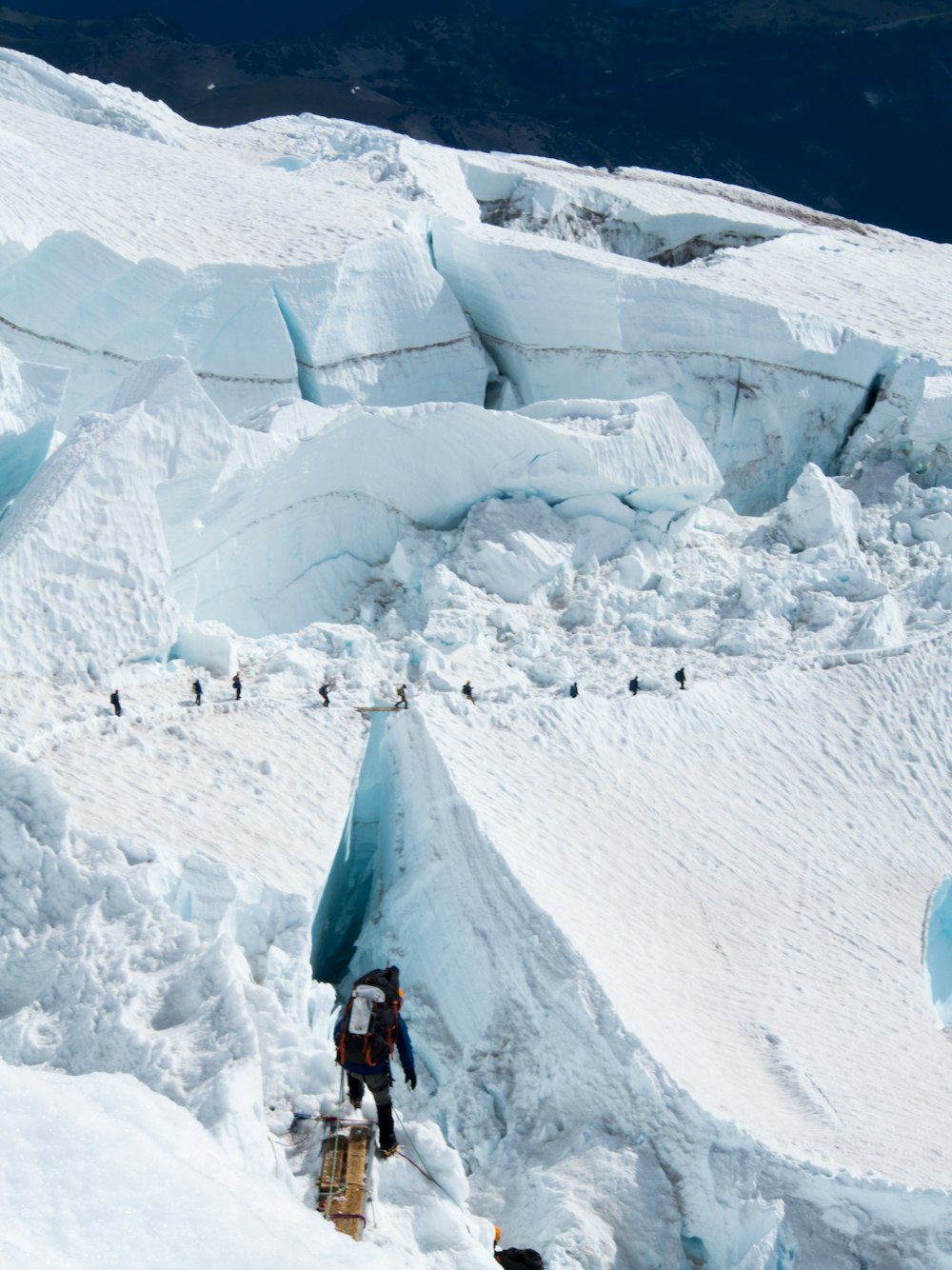 Persone che sciano sulla montagna coperta di neve