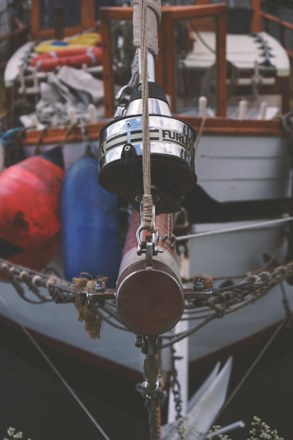 Photographie en gros plan d’un bateau blanc et brun