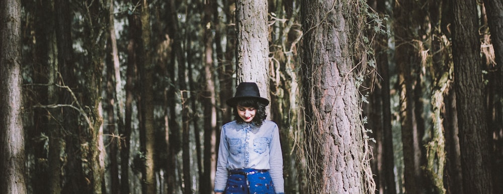 femme portant un jean en denim bleu