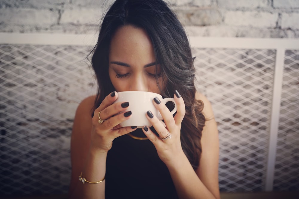 Mujer bebiendo con taza