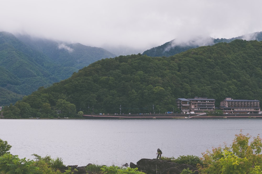 un grand plan d’eau entouré de montagnes