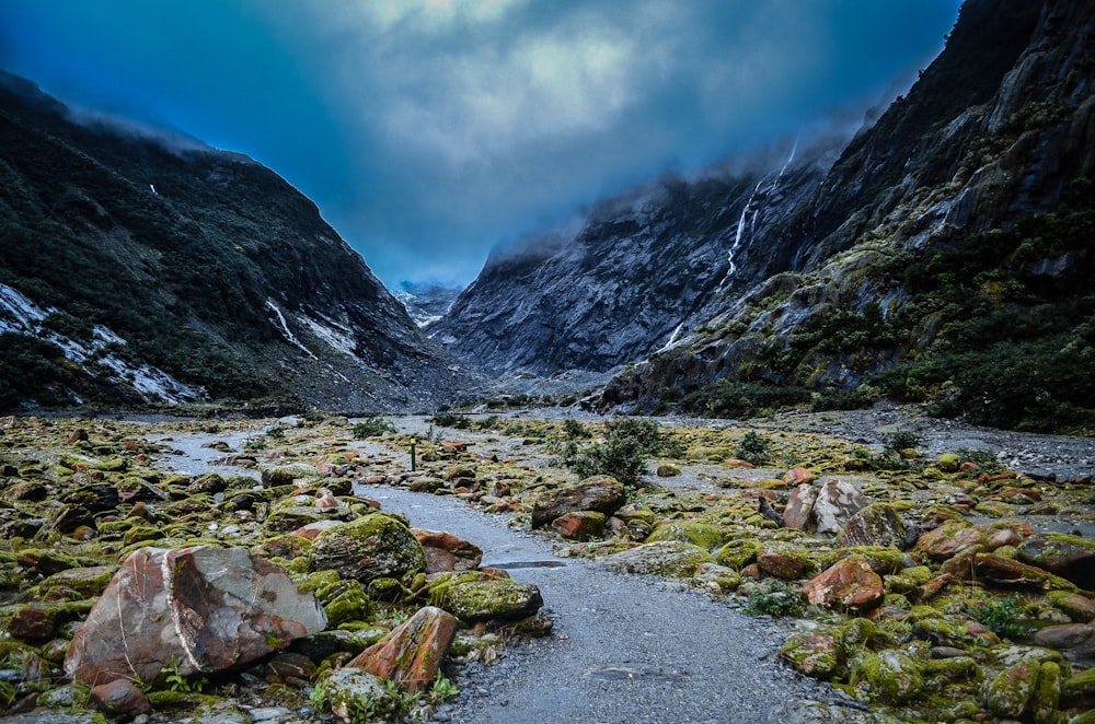 río cerca de la montaña bajo el cielo azul