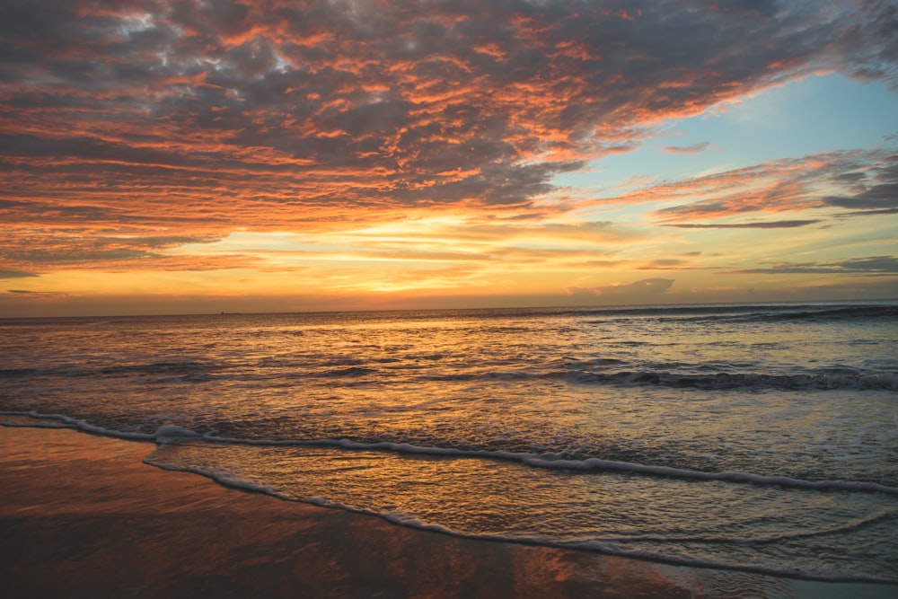 Mar bajo el atardecer