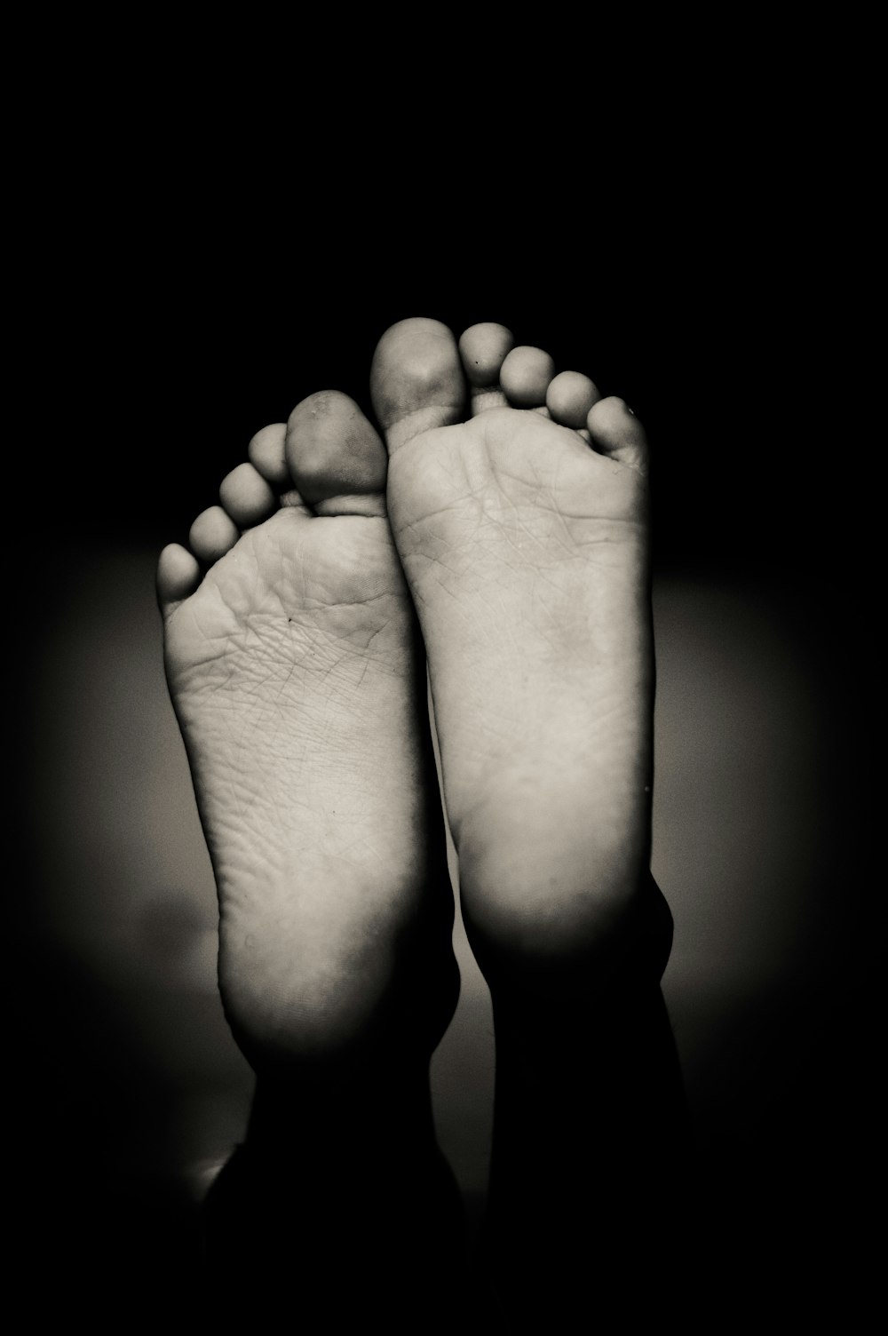 Foto en escala de grises de pies humanos