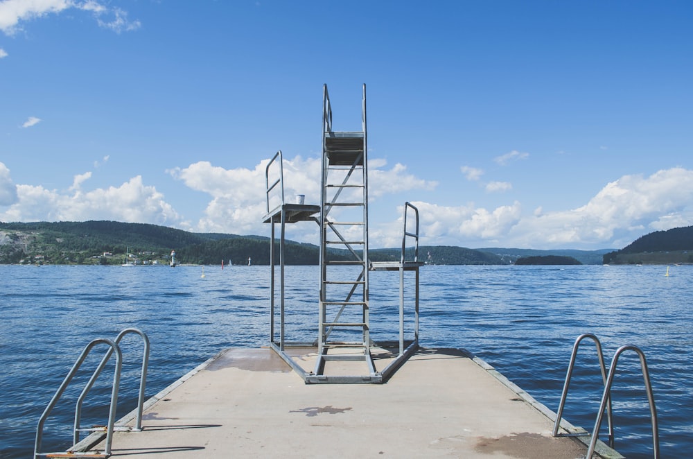 Grauer Sprungturm in der Nähe des Wassers