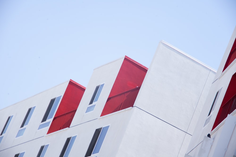 foto di edifici in cemento bianco e rosso