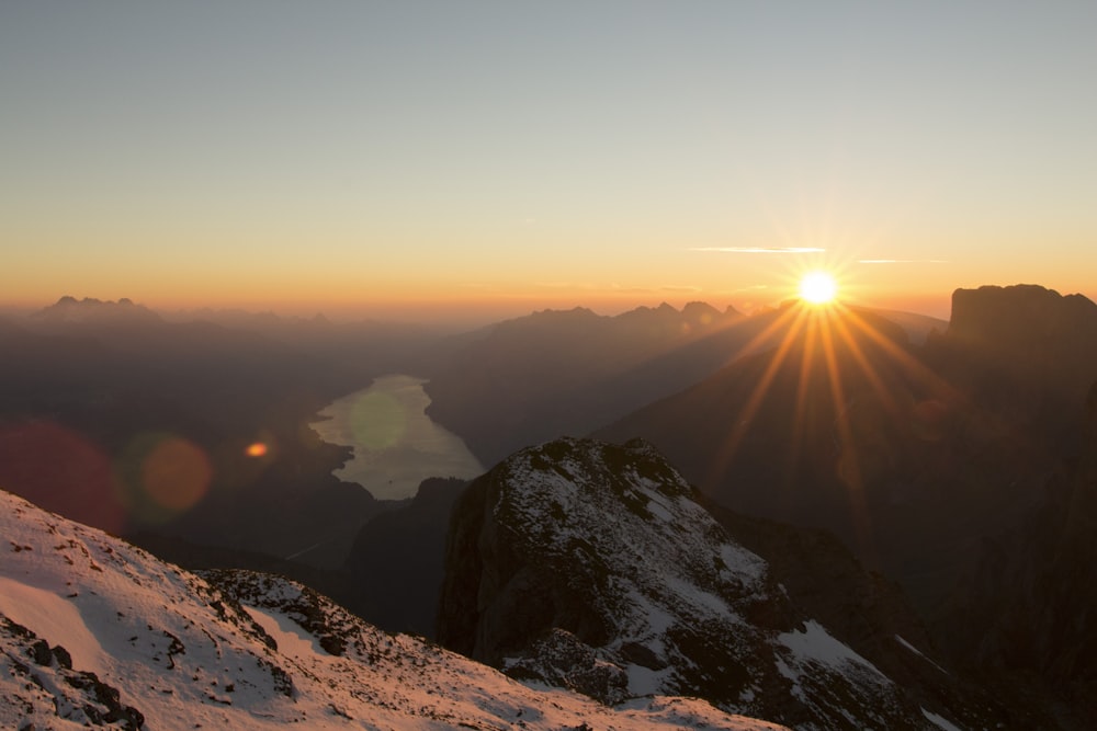 Photo du lever du soleil et des formations rocheuses