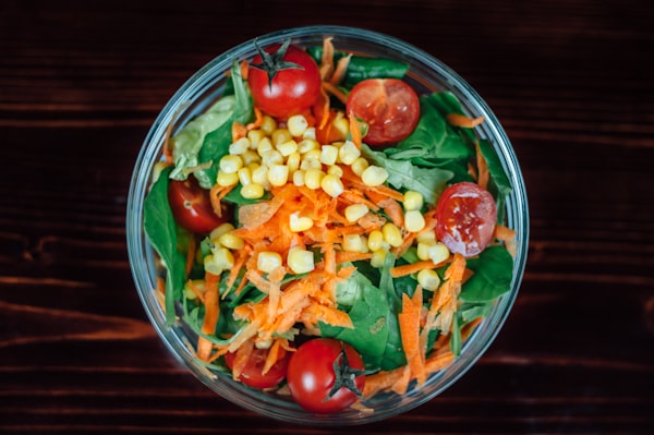 Salade van ijsbergsla, wortel en maïs — receptfoto