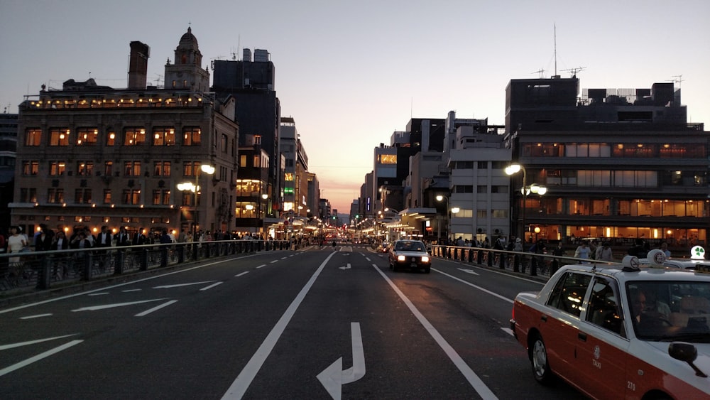 日中の曇り空下の商業ビル間車両